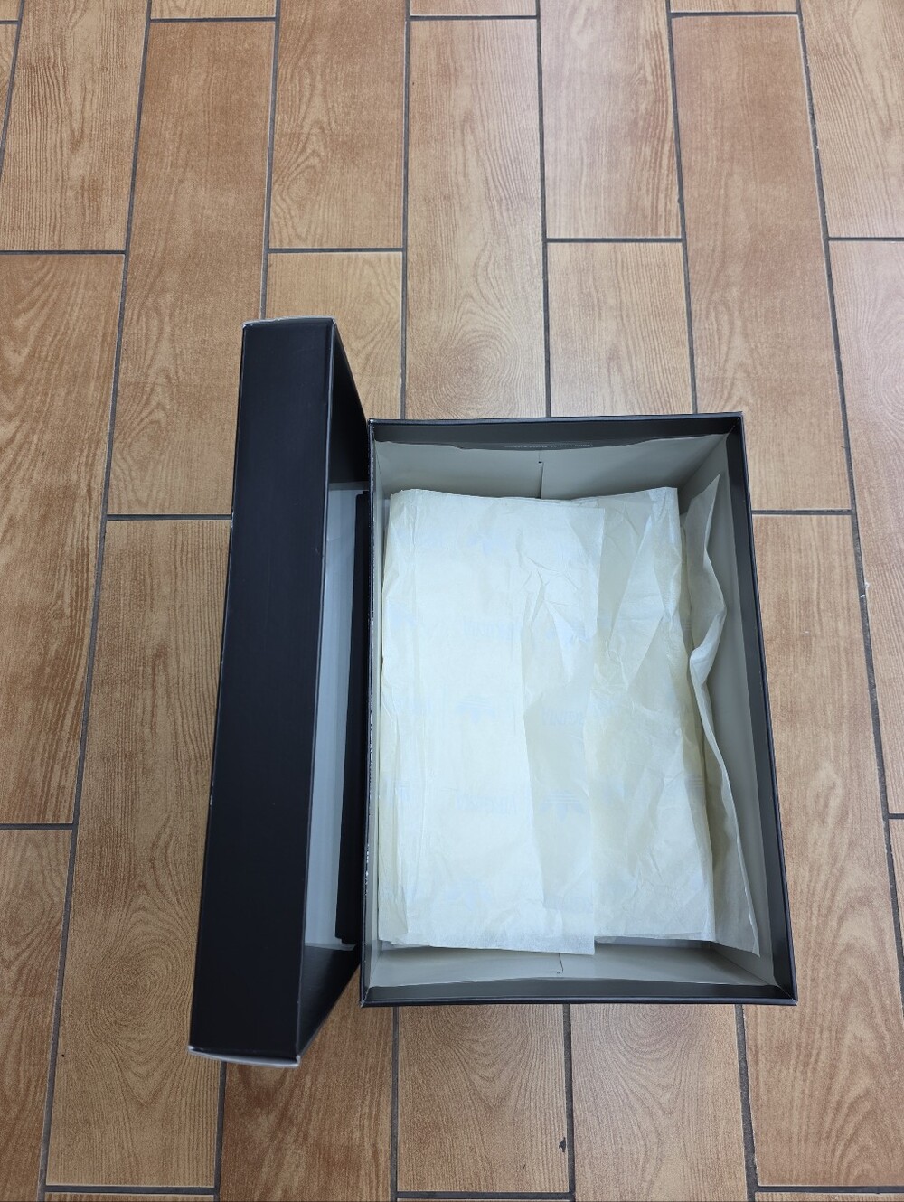 Empty Shoe Box - Picture 5 of 6